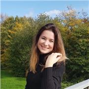 Russisch-Repetitorin, die Leute aller Altersgruppen gerne unterrichtet